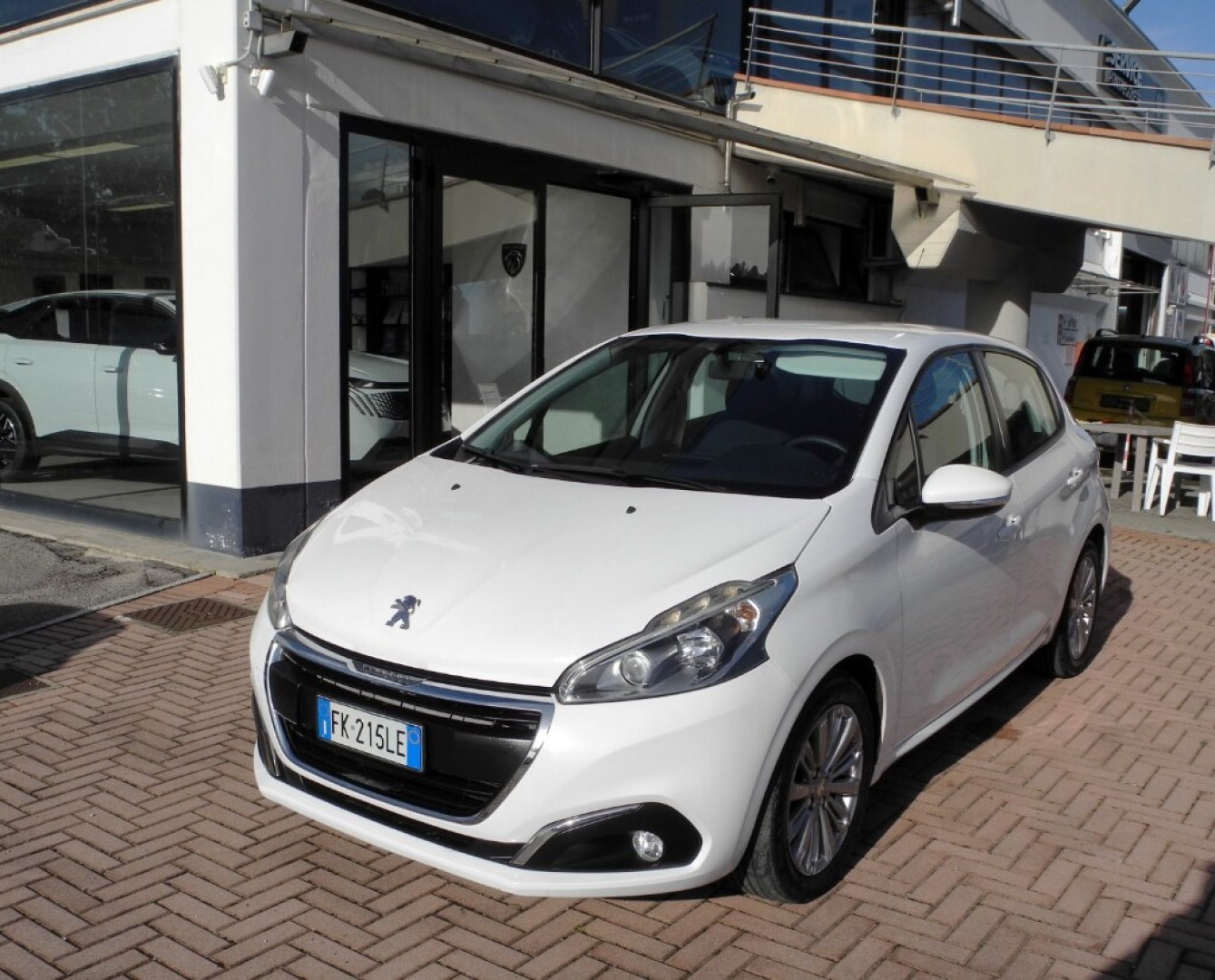 PEUGEOT 208