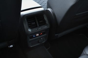 VOLKSWAGEN - Tiguan 2.0 TDI 150 CV SCR DSG R-Line (19 di 21)