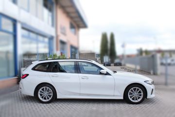 BMW - 318d 48V Touring (3 di 18)