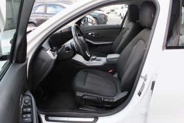 BMW - 318d 48V Touring (9 di 18)