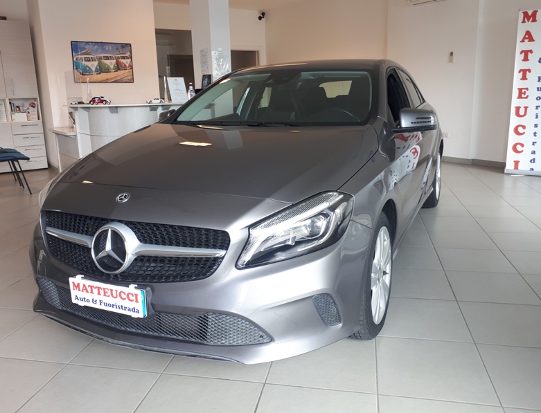 MERCEDES - A 180 d Sport