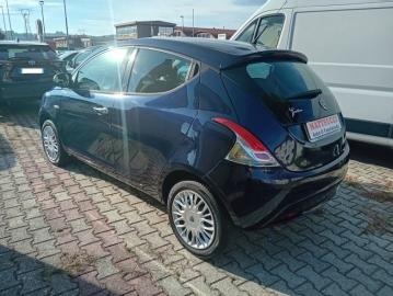 LANCIA - Ypsilon 1.2 69 CV 5 porte Silver (2 di 9)