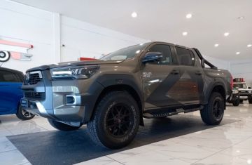TOYOTA - Hilux 2.8 D A/T 4WD 4 porte Double Cab Invincible (1 di 21)
