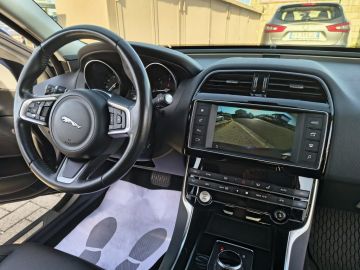 JAGUAR - XE 2.0 D 180 CV aut. Prestige (14 di 20)
