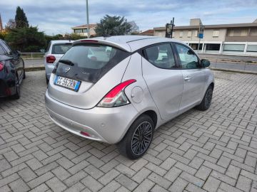 LANCIA - Ypsilon 1.0 FireFly 5 porte S&S Hybrid Ecochic Gold (4 di 16)