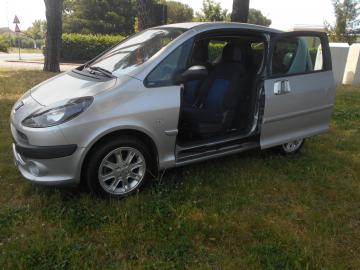 PEUGEOT - 1007 1.6 HDi Sporty (4 di 10)