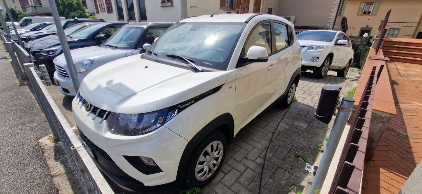 MAHINDRA KUV100